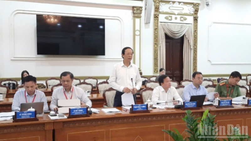 Thứ trưởng Thường trực Giáo dục và Đào tạo Phạm Ngọc Thưởng phát biểu tại buổi làm việc. ndo_br_22-1869.jpg
