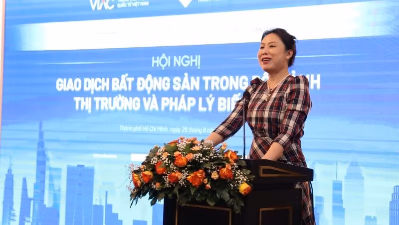 Bà Hồ Thị Quyên, Phó Giám đốc Trung tâm Xúc tiến Thương mại và Đầu tư Thành phố Hồ Chí Minh phát biểu tại hội nghị.