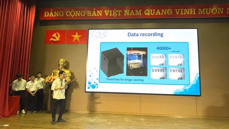 Các đội trình bày phần thi tại Vòng bán kết Cuộc thi InnoWorks 2025.