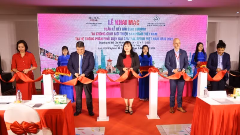 Nghi thức khai mạc “Tuần lễ kết nối giao thương và không gian giới thiệu sản phẩm Việt Nam tại hệ thống phân phối hiện đại Central Retail Việt Nam năm 2025”.