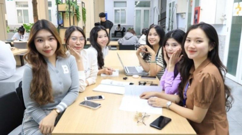 Sinh viên Trường đại học Luật Thành phố Hồ Chí Minh trao đổi học tập.