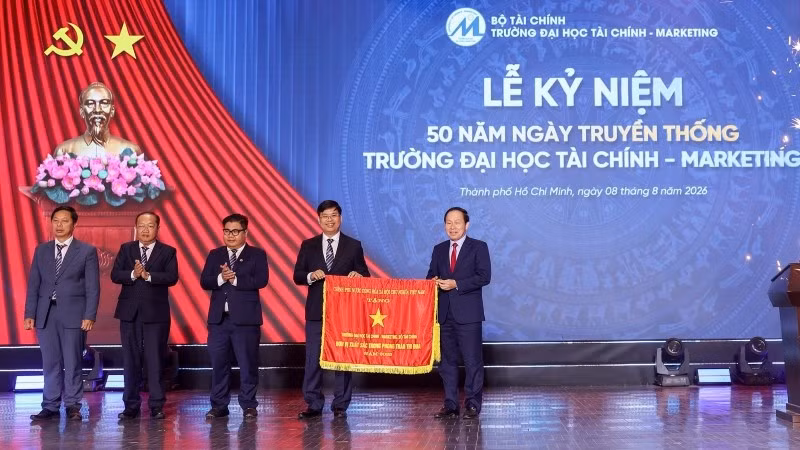 Phó Thủ tướng Lê Tiến Châu trao tặng Cờ Thi đua của Chính phủ cho tập thể UFM. (Ảnh: UFM)