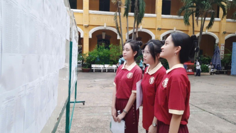 Các thí sinh xem lại danh sách trước khi làm thủ tục vào phòng thi. 7-7431.jpg