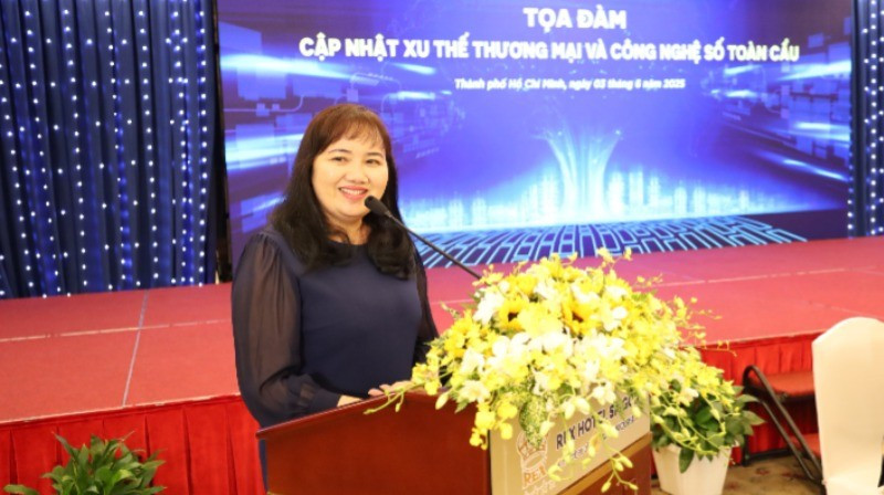 Bà Cao Thị Phi Vân, Phó Giám đốc Trung tâm Xúc tiến thương mại và đầu tư Thành phố Hồ Chí Minh phát biểu tại Tọa đàm. 333-5157.jpg