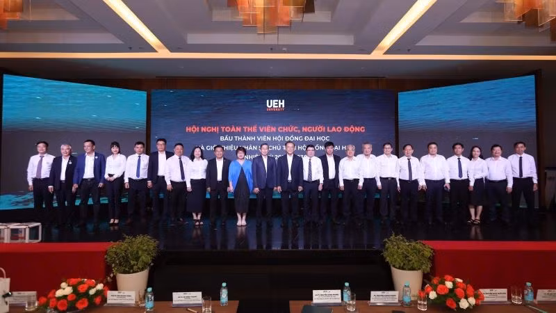 hoi-dong-dai-hoc-dai-hoc-kinh-te-thanh-pho-ho-chi-minh-ueh-nhiem-ky-2025-2030.jpg