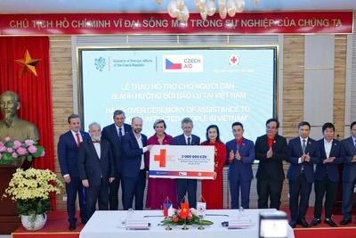 Lễ trao hỗ trợ người dân bị ảnh hưởng bởi bão lũ tại Việt Nam. 