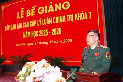 Thượng tướng Trần Việt Khoa, Giám đốc Học viện Quốc phòng, phát biểu tại Lễ bế giảng. 