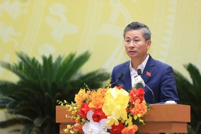 Giám đốc Sở Xây dựng Hà Nội Nguyễn Phi Thường trình bày nội dung 5 nghị quyết tại kỳ họp.