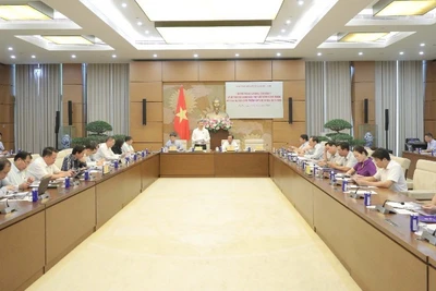 Toàn cảnh cuộc làm việc của Đoàn giám sát. 