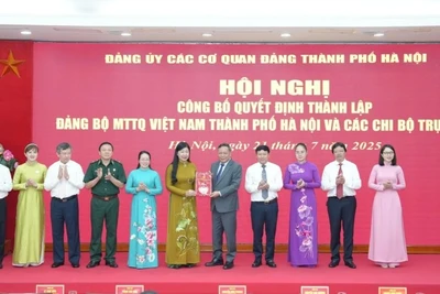 Phó Bí thư Thường trực Thành ủy Nguyễn Văn Phong trao Quyết định thành lập Đảng bộ Mặt trận Tổ quốc Việt Nam thành phố Hà Nội.