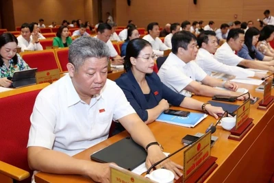 Đại biểu Hội đồng nhân dân thành phố Hà Nội biểu quyết thông qua các chương trình, Nghị quyết tại kỳ họp thứ 25.