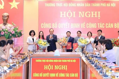 Chủ tịch Hội đồng nhân dân thành phố Hà Nội Nguyễn Ngọc Tuấn chúc mừng các đồng chí nhận nhiệm vụ mới. 