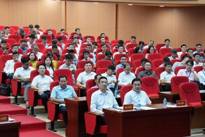 Cán bộ, công chức của 126 xã, phường tham gia hội nghị chuyên đề về quy hoạch, kiến trúc.