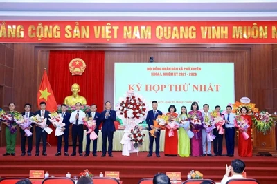 Chủ tịch Hội đồng nhân dân thành phố Nguyễn Ngọc Tuấn chúc mừng các chức danh lãnh đạo Hội đồng nhân dân, Ủy ban nhân dân xã Phú Xuyên khóa 1, nhiệm kỳ 2021-2026