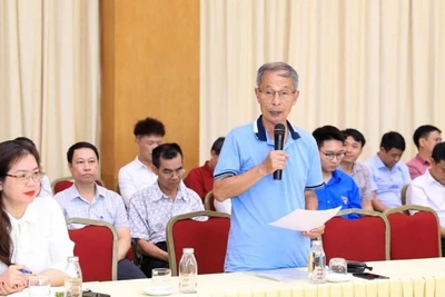 Cử tri quận Hoàn Kiếm kiến nghị tại cuộc tiếp xúc với tổ đại biểu của Hội đồng nhân dân thành phố ngày 24/6.