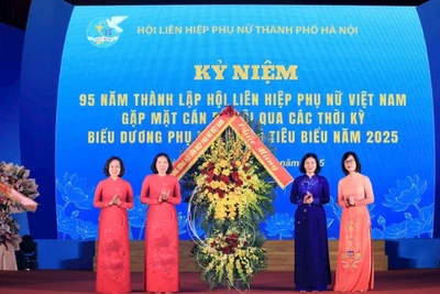 Chủ tịch Hội Liên hiệp Phụ nữ Việt Nam Nguyễn Thị Tuyến tặng hoa chúc mừng Hội Liên hiệp Phụ nữ thành phố Hà Nội.