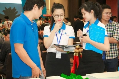 Người làm nghề môi giới bất động sản giờ đây phải đáp ứng nhiều tiêu chí, có chứng chỉ được cơ quan có thẩm quyền cấp. 