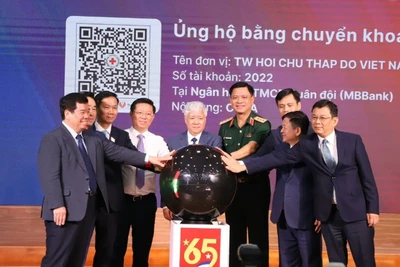 Chủ tịch Ủy ban Trung ương Mặt trận Tổ quốc Việt Nam Đỗ Văn Chiến cùng các đại biểu bấm nút phát động chương trình. 