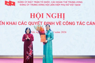 Chủ tịch Ủy ban Trung ương Mặt trận Tổ quốc Việt Nam Bùi Thị Minh Hoài trao quyết định và tặng hoa chúc mừng đồng chí Lê Thị Thủy, Ủy viên Trung ương Đảng, Bí thư Đảng ủy Trung ương Hội Liên hiệp Phụ nữ Việt Nam, nhiệm kỳ 2025-2030.