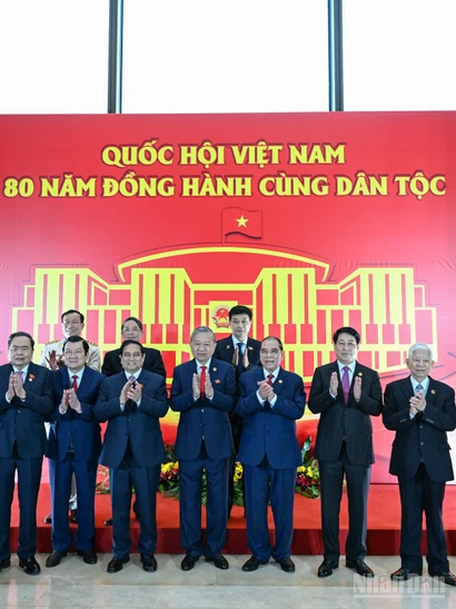 Tổng Bí thư Tô Lâm, Chủ tịch nước Lương Cường, Thủ tướng Phạm Minh Chính, Chủ tịch Quốc hội Trần Thanh Mẫn, Thường trực Ban Bí thư Trần Cẩm Tú và các đại biểu tại lễ kỷ niệm. (Ảnh: DUY LINH)