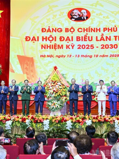 Ảnh - Trang 1 Tổng Bí Thư Tô Lâm Tặng Hoa Chúc Mừng Đại Hội Đảng Bộ Chính Phủ Lần Thứ I.
