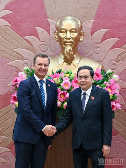 Chủ tịch Quốc hội Trần Thanh Mẫn và Phó Chủ tịch thứ nhất Hội đồng Liên bang Quốc hội Liên bang Nga Andrey Vladimirovich Yatskin. (Ảnh: DUY LINH)