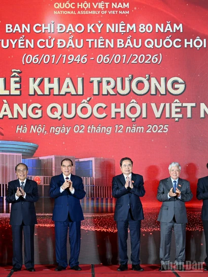 Chủ tịch Quốc hội Trần Thanh Mẫn cùng các đồng chí lãnh đạo, nguyên lãnh đạo Đảng, Nhà nước và các đại biểu thực hiện nghi thức khai trương Bảo tàng Quốc hội Việt Nam. (Ảnh: DUY LINH)