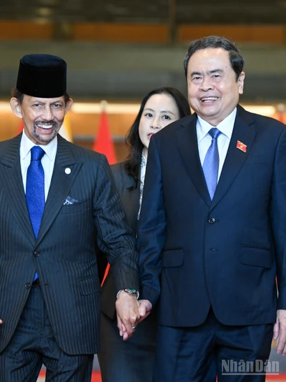 Chủ tịch Quốc hội Trần Thanh Mẫn trao đổi với Quốc vương Brunei Darussalam Haji Hassanal Bolkiah. (Ảnh: DUY LINH) 