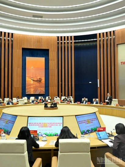 Chủ tịch Quốc hội Trần Thanh Mẫn, Chủ tịch Hội đồng Bầu cử quốc gia phát biểu kết luận buổi làm việc với Ủy ban bầu cử Thành phố Hải Phòng. (Ảnh: DUY LINH)