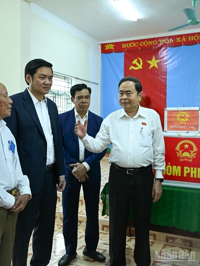 Chủ tịch Quốc hội, Chủ tịch Hội đồng Bầu cử Quốc gia Trần Thanh Mẫn kiểm tra công tác bầu cử tại khu vực bỏ phiếu xóm Phúc Long, xã Hưng Nguyên, tỉnh Nghệ An. (Ảnh: DUY LINH)