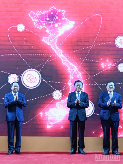 Thường trực Ban Bí thư Trần Cẩm Tú và các đại biểu thực hiện nghi thức ra mắt App TGDV trên điện thoại di động. (Ảnh: DUY LINH) 