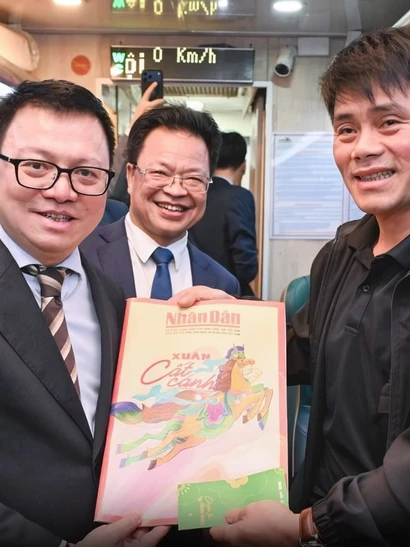 [Video] Đón xuân Bính Ngọ trên "chuyến tàu hạnh phúc"-trải nghiệm độc đáo đêm giao thừa