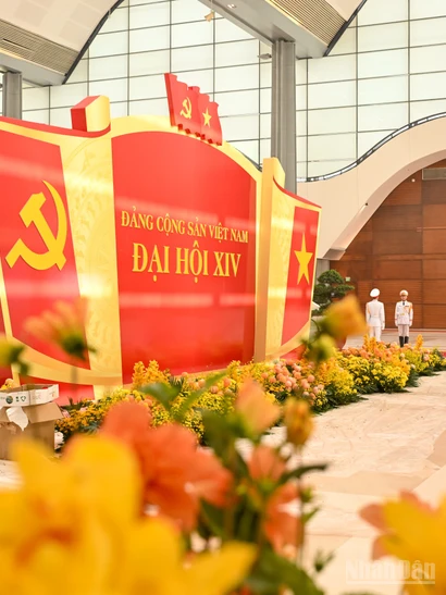 Tại Trung tâm Hội nghị quốc gia - nơi dự kiến diễn ra Đại hội XIV của Đảng từ ngày 19 đến 25/1, công tác trang trí, khánh tiết đã dần hoàn tất. (Ảnh: DUY LINH) 