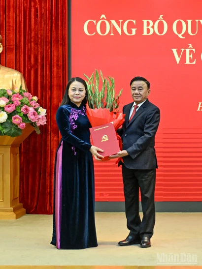 Thường trực Ban Bí thư Trần Cẩm Tú trao Quyết định của Bộ Chính trị, tặng hoa chúc mừng đồng chí Nguyễn Thị Thu Hà. (Ảnh: DUY LINH)