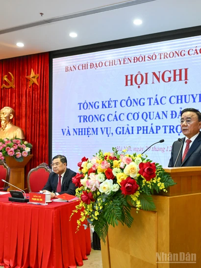 Thường trực Ban Bí thư Trần Cẩm Tú, Trưởng Ban Chỉ đạo Chuyển đổi số trong các cơ quan đảng phát biểu khai mạc, gợi mở các nội dung thảo luận tại hội nghị. (Ảnh: DUY LINH) 