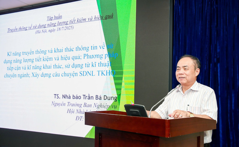 TS Trần Bá Dung, nguyên Trưởng Ban Nghiệp vụ, Hội Nhà báo Việt Nam chia sẻ về kỹ năng truyền thông và khai thác thông tin về sử dụng năng lượng tiết kiệm và hiệu quả. (Ảnh: LÊ CHI) z6816238823611-83473090c88525a12e354199909ddb2e.jpg