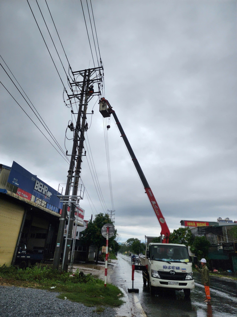 Đội Quản lý điện lực khu vực Minh Xuân (PC Tuyên Quang) nỗ lực khắc phục nhanh sự cố lưới điện do hoàn lưu bão số 11. 561648127-1270015961832714-2184234224965739055-n.jpg