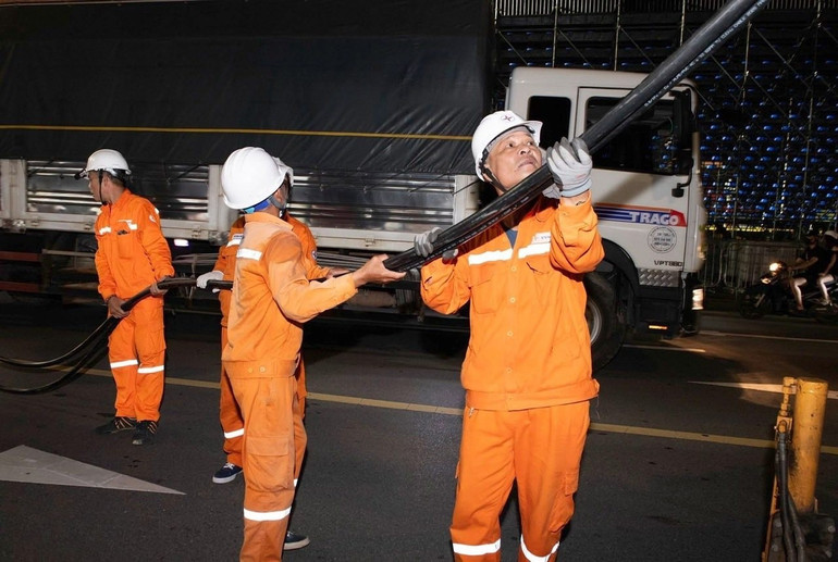 EVNHANOI làm việc không kể ngày đêm với quyết tâm đảm bảo nguồn điện an toàn phục vụ Đại lễ 80 năm Quốc khánh 2/9. (Ảnh: EVNHANOI) img-5053.jpg