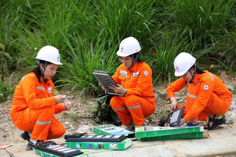 Nữ công nhân Công ty điện lực Lào Cai thực hiện lắp đặt đèn năng lượng mặt trời phục vụ các hoạt động tri ân khách hàng. phunuevn5.png