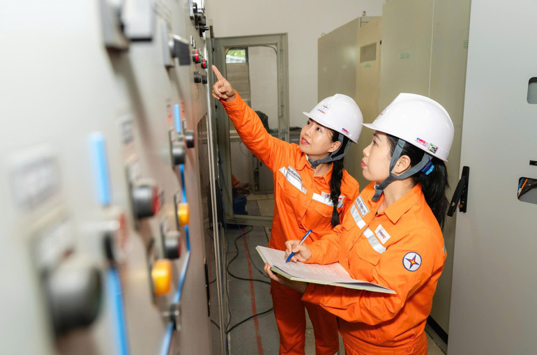 Phụ nữ EVNNPC ngày càng khẳng định bản lĩnh khi đảm nhận các công việc khó, tham gia chuyển đổi số và ứng dụng kỹ thuật cao. phunuevn7.png