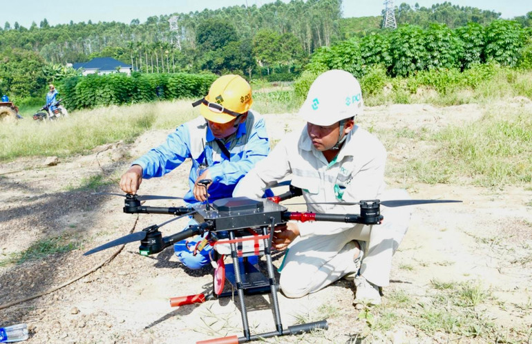 Kiểm tra thiết bị bay không người lái (drone) để rải dây mồi phục vụ thi công kéo dây tại vị trí cột VT404. kiem-tra-drone.jpg
