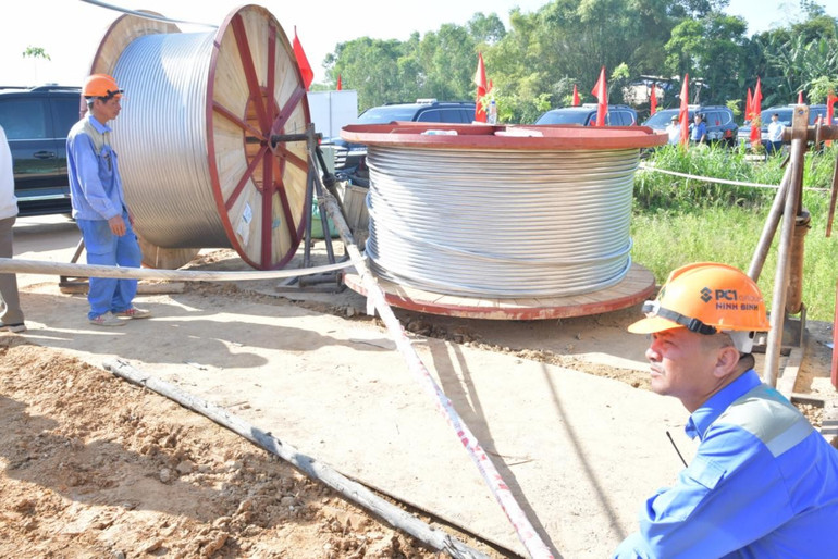 Kiểm tra dây trước khi thi công kéo dây tại vị trí VT404. kiem-tra-day.jpg