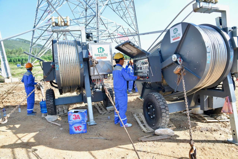 Các công nhân thao tác vận hành máy hãm dây phục vụ quá trình kéo dây tại vị trí cột VT404. kiem-tra-may-ham-day.jpg