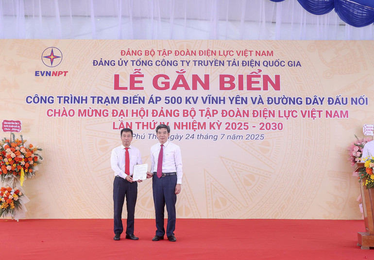 Đồng chí Nguyễn Hữu Tuấn, Phó Bí thư Thường trực Đảng ủy EVN (ảnh phải) trao Quyết định công nhận Công trình chào mừng Đại hội Đảng bộ Tập đoàn Điện lực Việt Nam lần thứ IV. (Ảnh: NGỌC TUẤN) z6835632791345-c5eb82d66435de737c2d1fa656bff613.jpg