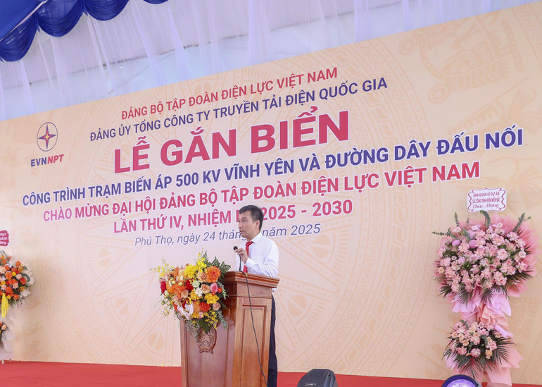 Bí thư Đảng ủy, Chủ tịch Hội đồng thành viên EVNNPT, Nguyễn Tuấn Tùng phát biểu tại buổi lễ. (Ảnh: NGỌC TUẤN) z6835633405029-41b446a1aeabef68b38d7f2fff4950a9.jpg