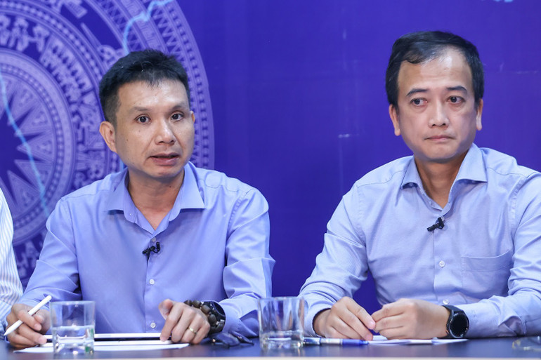Ông Hà Đăng Sơn (trái), Giám đốc Trung tâm Nghiên cứu Năng lượng và tăng trưởng xanh, trao đổi tại Tọa đàm. (Ảnh: VGP) img1234-17574992418192106073111.jpg