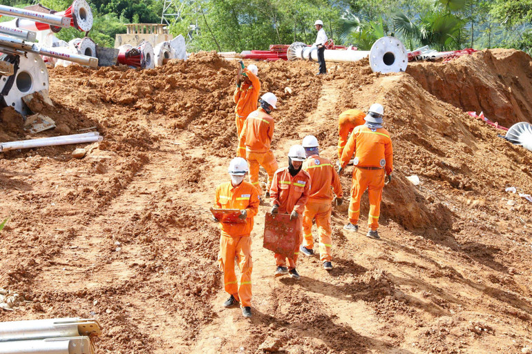 Đội truyền tải điện Gia Lai, Công ty Truyền tải điện 3 (PTC3) tham gia hỗ trợ Dự án với tinh thần "Gian khổ bao nhiêu cũng được, miễn sao kịp tiến độ". (Ảnh: PTC3) ptc3laocaivinhyen-4-20250806220407988.jpg