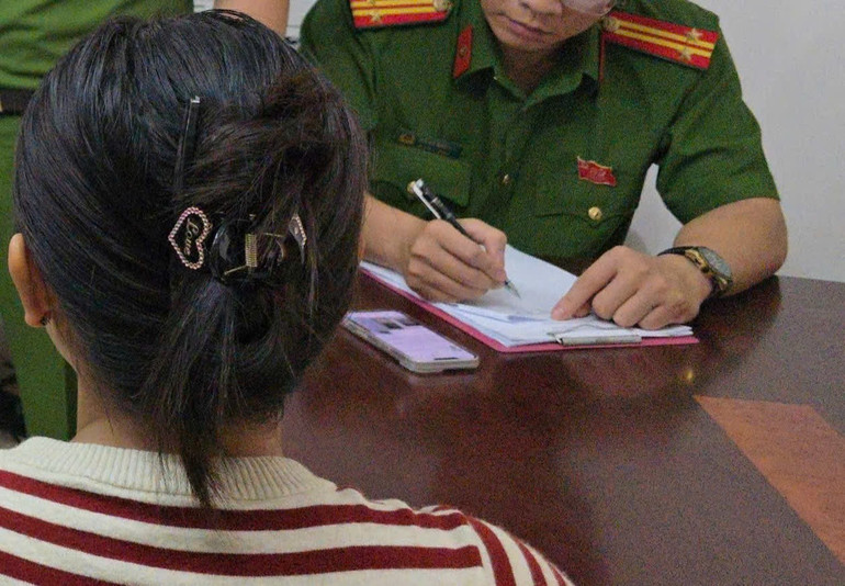 Công an xã Quảng Chính, tỉnh Thanh Hóa mời và làm việc với công dân C.T.H về việc đưa thông tin sai lệch lên mạng xã hội. chi2.png