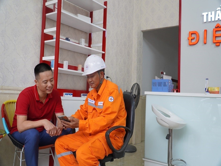 Workers of Ha Long Area Management Team, PC Quang Ninh guide customers to register for rooftop solar power installation on website https://cskh.npc.com.vn/. 2.jpg