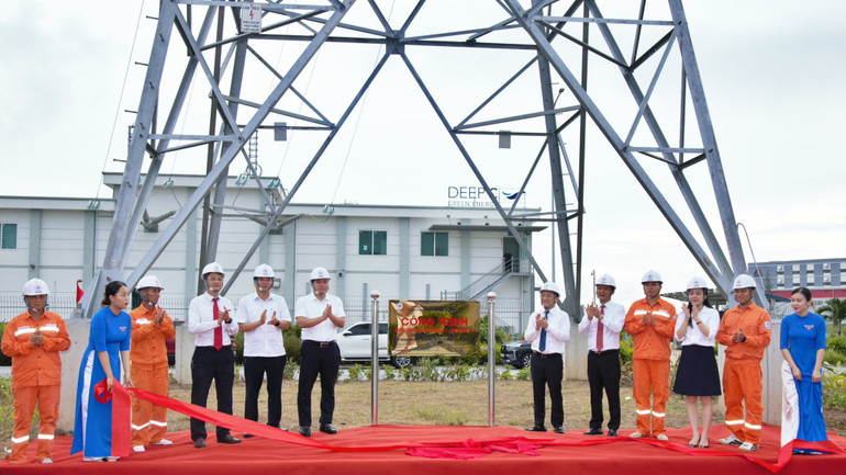 Các đại biểu thực hiện nghi thức gắn biển công trình “Đường dây 110kV Nam Đình Vũ 1 – Nam Đình Vũ 2” (Hải Phòng), chào mừng Đại hội Đảng bộ EVN lần thứ IV, nhiệm kỳ 2025–2030. (Ảnh: EVNNPC) 522072120-1205741901593454-4011461445739869196-n.jpg